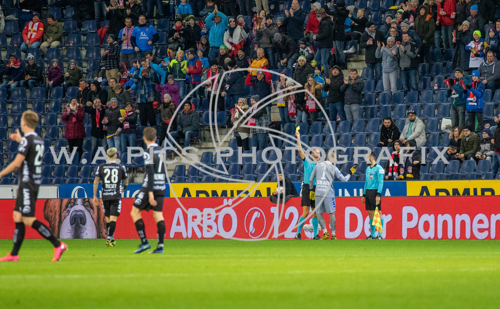 Red Bull Salzburg vs LASK | Salzburg,AUSTRIA 05.03.20 - SOCCER-UNIQUA OEFB CUP, Red Bull Salzburg vs LASK  Image shows: Alexander Schlager (LASK) yellow card
Photo: Sportmediapics.com/ Andreas Willdoner
