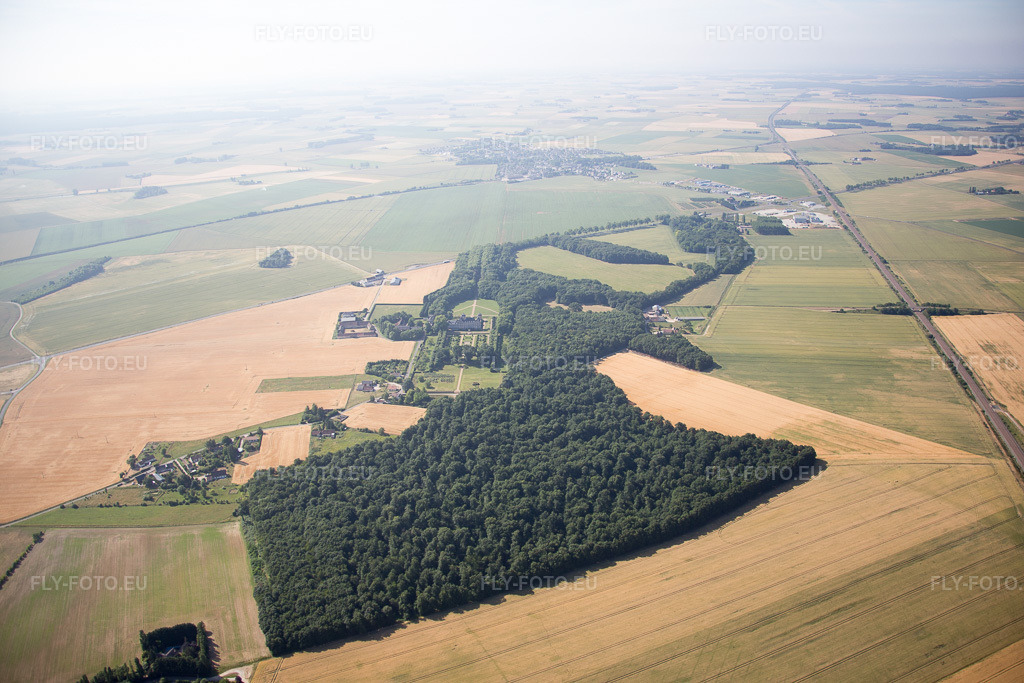 Vue aérienne: Château du Plessis-Fortia sci à Huisseau-en-Beauce dans le département Loir et Cher, France. Photo: IMG_081179.jpg prise le 19/06/2015 par Werner Riehm/FLY-FOTO.euRésolution de l'original: 5472 x 3648 px