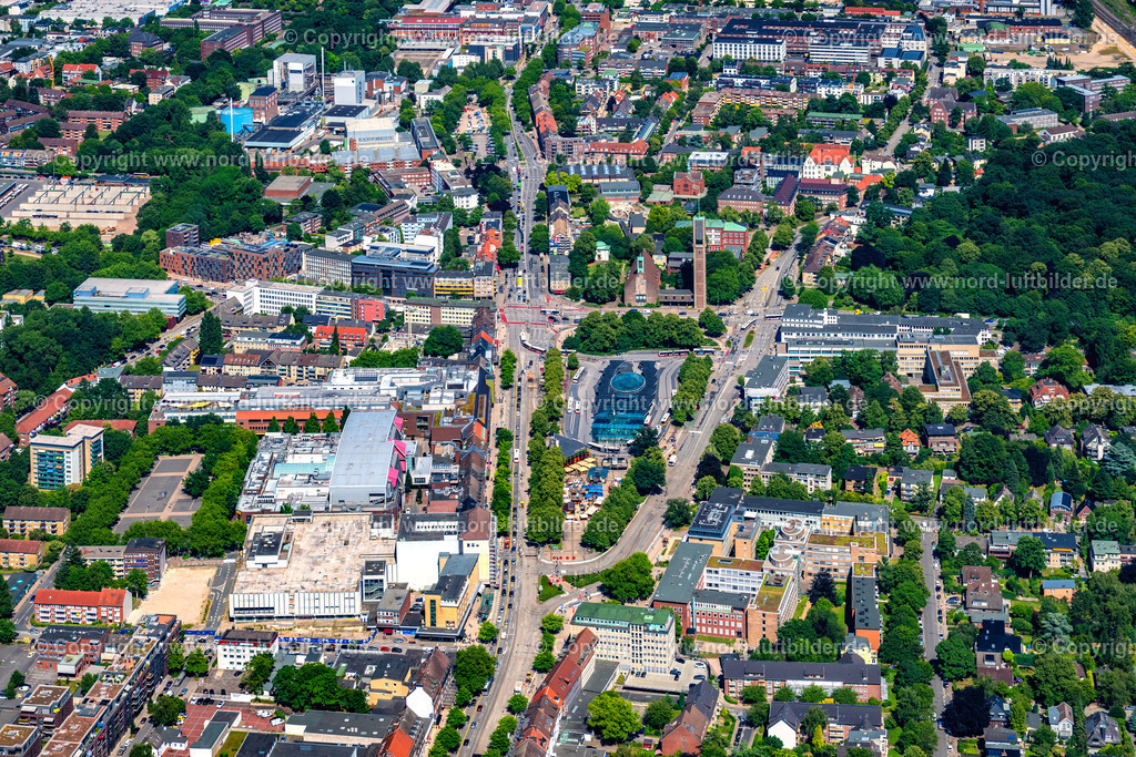 Hamburg_Wandsbek_Quarree_ELS_7636010725 | HAMBURG 01.07.2025 Stadtzentrum im Innenstadtbereich mit der "Christuskirche" und dem "ZOB Wandsbek" an der Wandsbeker Marktstraße - Schloßstraße im Ortsteil Wandsbek in Hamburg, Deutschland. Weiterführende Informationen bei: Ev.-Luth. Christus-Kirchengemeinde Wandsbek. // The city center in the downtown area with the "Christuskirche" and the "ZOB Wandsbek" on Wandsbeker Marktstrasse - Schlossstrasse in the district Wandsbek in Hamburg, Germany. Further information at: Ev.-Luth. Christus-Kirchengemeinde Wandsbek. Foto: Martin Elsen