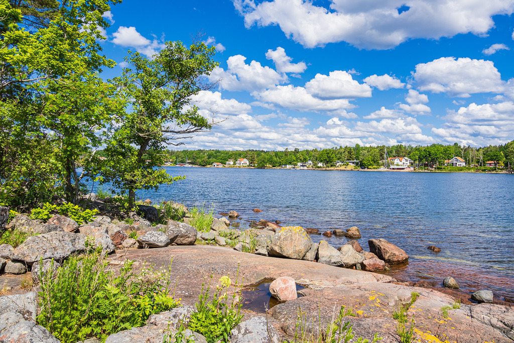 Ostseeküste mit Felsen und Bäumen auf der Insel Uvö in Schweden | Ostseeküste mit Felsen und Bäumen auf der Insel Uvö in Schweden.
