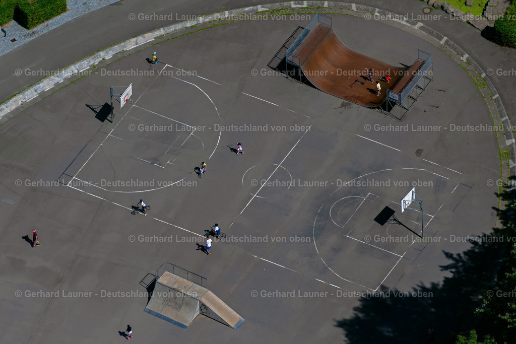 4036210 | BRAUNSCHWEIG 31.07.2020 Skatebahn und Skatebahn im Prinz-Albrecht-Park an der Herzogin-Elisabeth-Straße in Braunschweig im Bundesland Niedersachsen, Deutschland. // Skate track and skating rink in the Prinz-Albrecht-Park on Herzogin-Elisabeth-Strasse in Braunschweig in the state Lower Saxony, Germany. Foto: Gerhard Launer