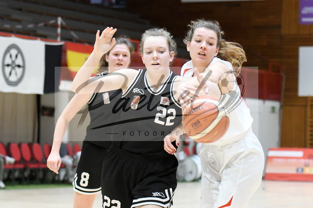 20200126_OSCTGN_0023 | Basketball, Juniorinnen: Laura Berner (TG Neuss Junior Tigers) und Marieke Köster (OSC Junior Panthers) im Zweikampf beim Spiel der WNBL zwischen OSC Junior Panthers vs. TG Neuss Junior Tigers am 26.01.2020 im Panthers Dome in Osnabrück, Deutschland.(Foto von Nico Paetzel) - Realisiert mit Pictrs.com