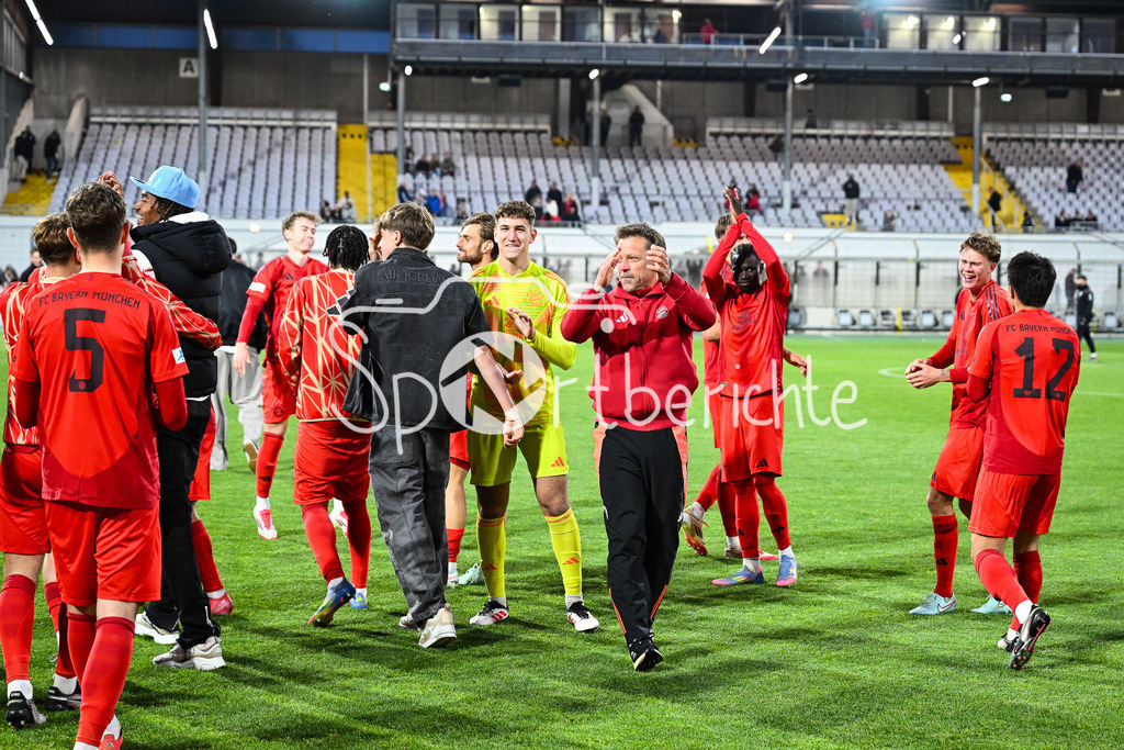 FC Bayern Amateure - Türkgücü München | Die Spieler der Bayern Amateure feiern zusammen mit den Fans nach dem letzten Heimspiel der Saison / Regionalliga Bayern: FC Bayern Muenchen II - Tuerkguecue Muenchen, Gruenwalder Stadion am 09.05.2025 / Holger SEITZ Cheftrainer FC Bayern München II