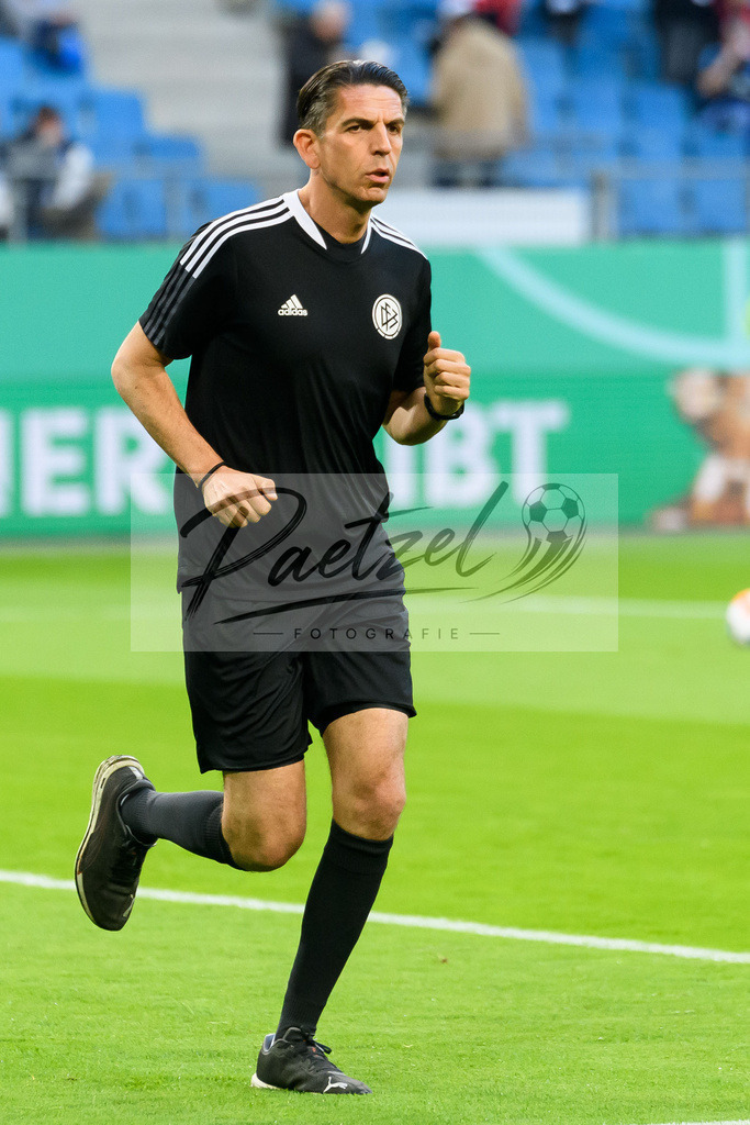 HSVSCF20220419_411 | Fussball, Herren: Referee Deniz Aytekin schaut beim DFB-Pokal-Halbfinalspiel zwischen Hamburger SV und SC Freiburg im Volksparkstadion am 19.04.2022 in Hamburg, Deutschland.DFB / DFL REGULATIONS PROHIBIT ANY USE OF PHOTOGRAPHS AS IMAGE SEQUENCES AND/OR QUASI-VIDEO. - Realisiert mit Pictrs.com