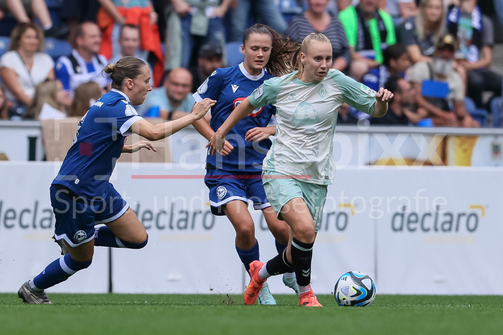 Fussball, DFB-Pokal Frauen, DSC Arminia Bielefeld - SV Werder Bremen | v.li.: Leonie Heitlindemann (Arminia Bielefeld, 6), Pia Schmidt (Arminia Bielefeld, 15) und Emöke Papai (SV Werder Bremen, 19) im Zweikampf, Duell, Dynamik, Aktion, Action, Spielszene, DIE DFB-RICHTLINIEN UNTERSAGEN JEGLICHE NUTZUNG VON FOTOS ALS SEQUENZBILDER UND/ODER VIDEOÄHNLICHE FOTOSTRECKEN. DFB REGULATIONS PROHIBIT ANY USE OF PHOTOGRAPHS AS IMAGE SEQUENCES AND/OR QUASI-VIDEO.