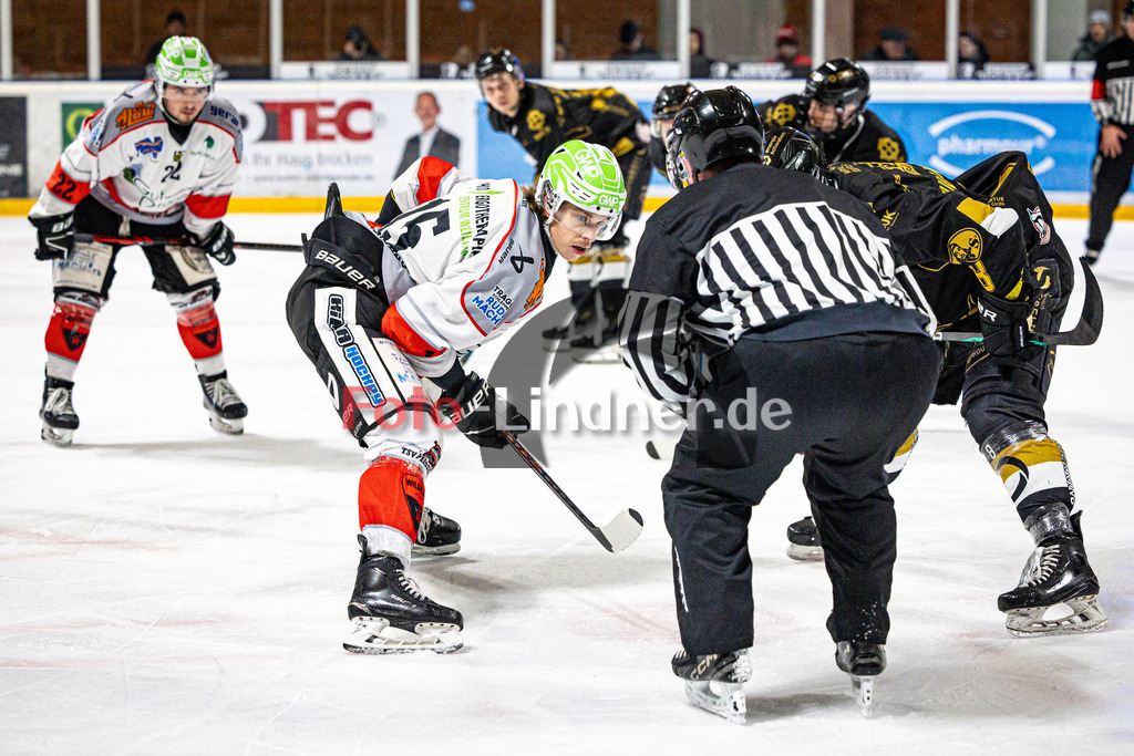 EHC Königsbrunn PINGUINE gegen TSV Peißenberg MINERS | Eishockey Bayernliga Herren Playoffs Viertelfinale 2024/25 - Spiel 5 von 7, EHC Königsbrunn PINGUINE gegen TSV Peißenberg MINERS, 20250218,Ryan MURPHY (MINERS 15) am Bully,2025-02-18 in Königsbrunn (Eisstadion Königsbrunn)Ryan MURPHY (MINERS 15)Copyright: WolfgangxLindner foto-lindner.de