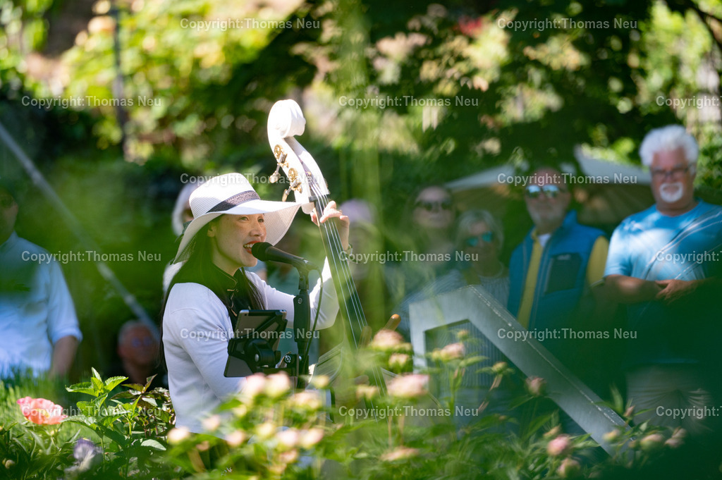DSC_7549 | ble, 10.05.2025, Frühlingsmarkt Lorsch, Pfingstrosengarten, Mimi das Mädchen mit dem Kontrabass, ,, Bild: Thomas Neu