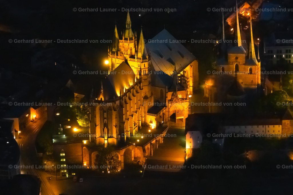 4026270 | ERFURT 06.05.2020 Nacht- Lichter und Beleuchtung Kirchengebäude des Domes des Erfurter Dom im Ortsteil Altstadt in Erfurt im Bundesland Thüringen, Deutschland. Weiterführende Informationen bei: Kath. Pfarramt Dom St. Marien. Keine POD - Print on Demand Verwendungen zulässig ! // Night lighting church building of the cathedral of of Erfurter Dom in the district Altstadt in Erfurt in the state Thuringia, Germany. Further information at: Kath. Pfarramt Dom St. Marien. No POD - Print on Demand uses allowed! Foto: Gerhard Launer