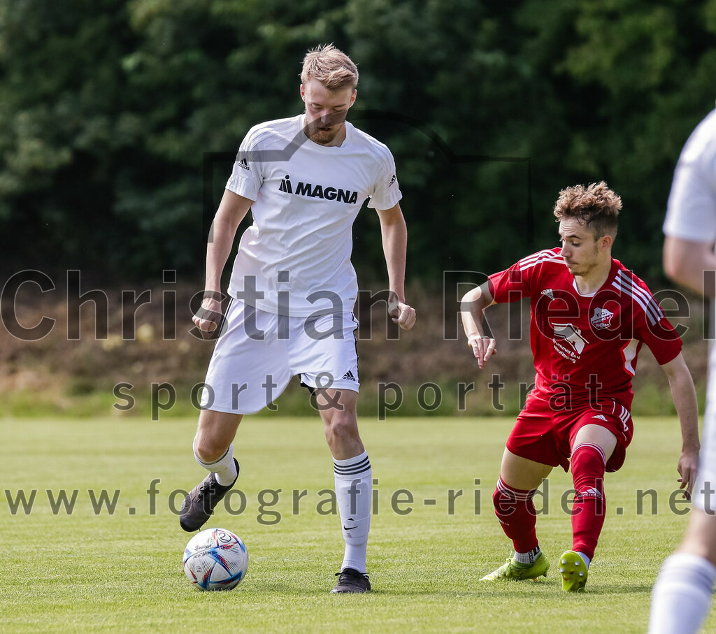 2023-07-08_009_FC_Finsing_gegen_SG_Markt_Schwaben | Finsing, Deutschland, 08.07.2023:
Fußball, Kreisliga 2023 / 2024, Testspiel, FC Finsing gegen SG Markt Schwaben, Endergebnis: 7:0

Oliver Beck (SG Markt Schwaben, #6), Florian Hölzl (FC Finsing, #10)

Foto: Christian Riedel / fotografie-riedel.net