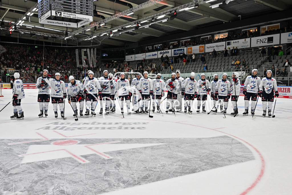Augsburger Panther - Adler Mannheim | Die Spieler der Adler feiern zusammen mit den Fans mitgereisten Fans den Auswärtssieg in Augsburg / DEL: Augsburger Panther - Adler Mannheim; Curt Frenzel Stadion am 14.09.2025