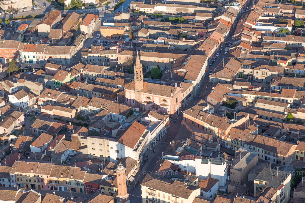 Luftbild: Ortsansicht in Comacchio im Bundesland Ferrara in Italien. Foto: IMG_098682.jpg vom 06.04.2017 durch Werner Riehm/FLY-FOTO.de