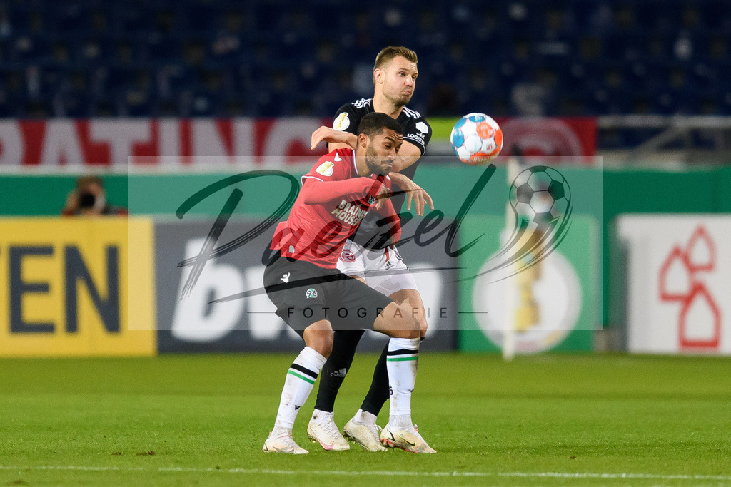 H96DUS20211027_045 | Fussball, Herren: Linton Maina (Hannover 96) und Florian Hartherz (Fortuna Duesseldorf) im Zweikampf bei dem Spiel der 2. Runde im DFB-Pokal zwischen Hannover 96 und Fortuna Duesseldorf in der HDI-Arena am 27.10.2021 in Hannover, Deutschland.DFB / DFL REGULATIONS PROHIBIT ANY USE OF PHOTOGRAPHS AS IMAGE SEQUENCES AND/OR QUASI-VIDEO. - Realisiert mit Pictrs.com