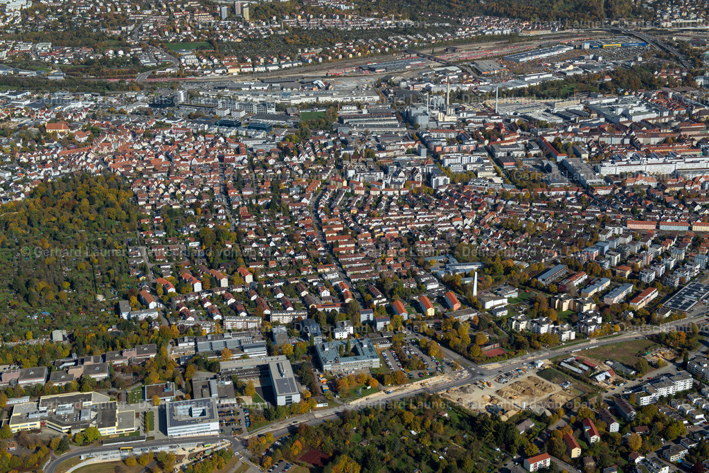 3703693 | ULM 13.10.2017 Stadtansicht vom Stadtrand angrenzend an landwirtschaftliche Feldern  in Ulm im Bundesland Baden-Württemberg, Deutschland // City view from the outskirts with adjacent agricultural fields  in Ulm in the state Baden-Wuerttemberg, Germany Foto: Gerhard Launer