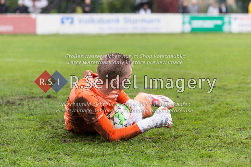 RS-1-014833 | Torben Franzenburg (#25, Neumünster, Torwart) liegt mit dem Ball am Boden