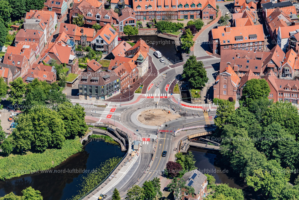 Stade_Kreiselbau_Schiffertor_ELS_0311030622 | STADE 03.06.2022 Straßenverkehr im Verlauf der Straßenkreuzung " Am Schiffertor " Baustelle in Stade im Bundesland Niedersachsen, Deutschland. // Road over the crossroads " Am Schiffertor " in Stade in the state Lower Saxony, Germany. Foto: Martin Elsen