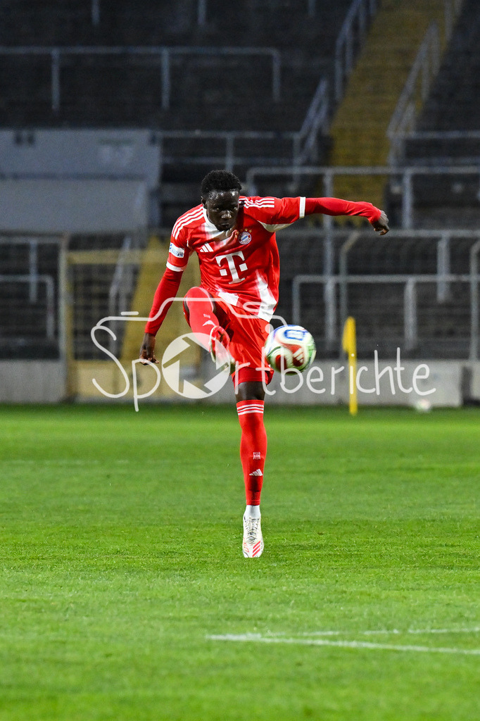 FC Bayern Amateure - TSV Aubstadt | MÜNCHEN, GERMANY - 24. APRIL: am Ball Bajung DARBOE (FC Bayern München II 7) / Einzelfoto / Freisteller während dem Match zwischen den Amateuren des FC Bayern und dem TSV Aubstadt am 31. Spieltag der Regionalliga Bayern im Grünwalder Stadion