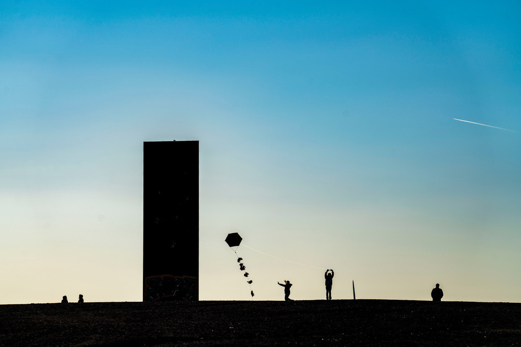 JT-220307 | Leute lassen einen Drachen steigen, Skulptur von Richard Serra, Bramme für das Ruhrgebiet auf der Halde Schurenbach, Essen, Deutschland,  - Realisiert mit Pictrs.com