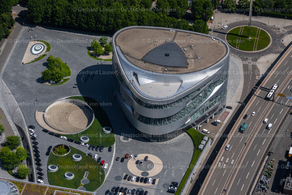 4034564 | STUTTGART 22.07.2020 Museums- Gebäude- Ensemble Mercedes-Benz Museum an der Mercedesstraße im Ortsteil Untertürkheim in Stuttgart im Bundesland Baden-Württemberg, Deutschland. Weiterführende Informationen bei: Daimler AG,  UNSTUDIO - Van Berkel en Bos U.N. Studio B.V,  hg merz gmbh. // museum building ensemble Mercedes-Benz Museum on Mercedesstrasse in the district Untertuerkheim in Stuttgart in the state Baden-Wurttemberg, Germany. Further information at: Daimler AG,  UNSTUDIO - Van Berkel en Bos U.N. Studio B.V,  hg merz gmbh. Foto: Gerhard Launer
