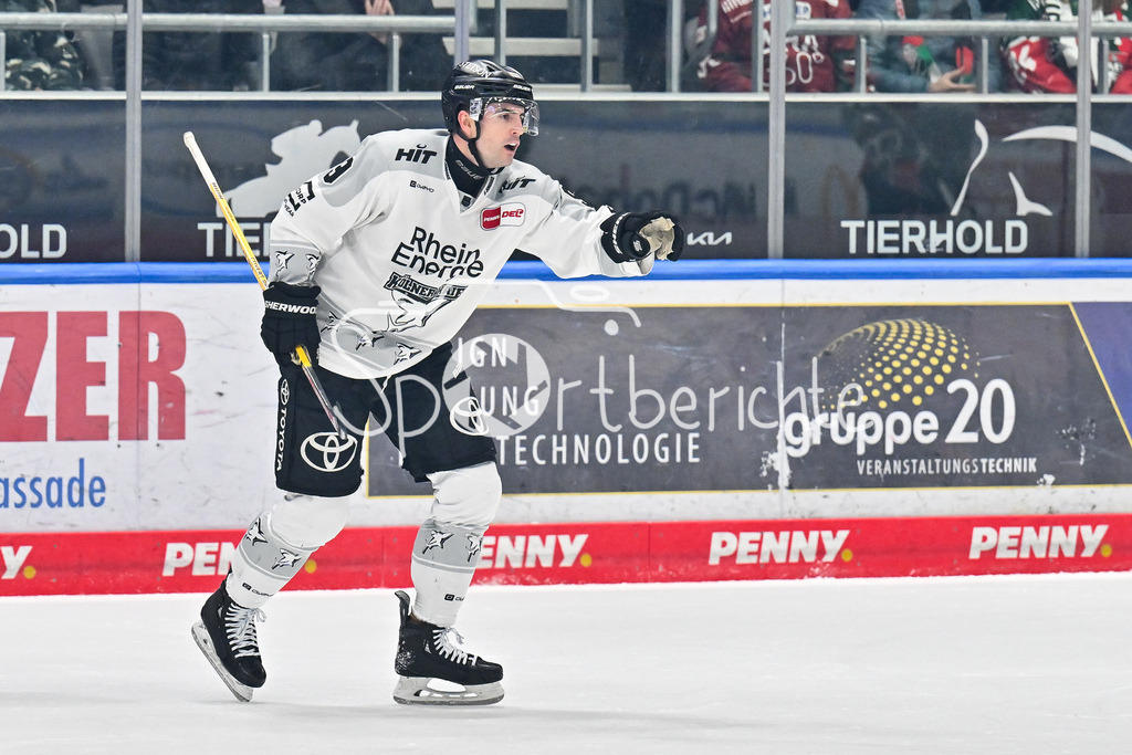 Augsburger Panther - Kölner Haie | AUGSBURG, GERMANY - 11. JANUARY: Jubel der Haie nach dem Treffer zum 1-1 Ausgleich durch Maximilian KAMMERER (Kölner Haie 9) / Tor / Torschuetze / Freude / Happy während dem Match zwischen den Augsburger Panthern und den Kölner Haien am 39. Spieltag der penny DEL im Curt Frenzel Stadion