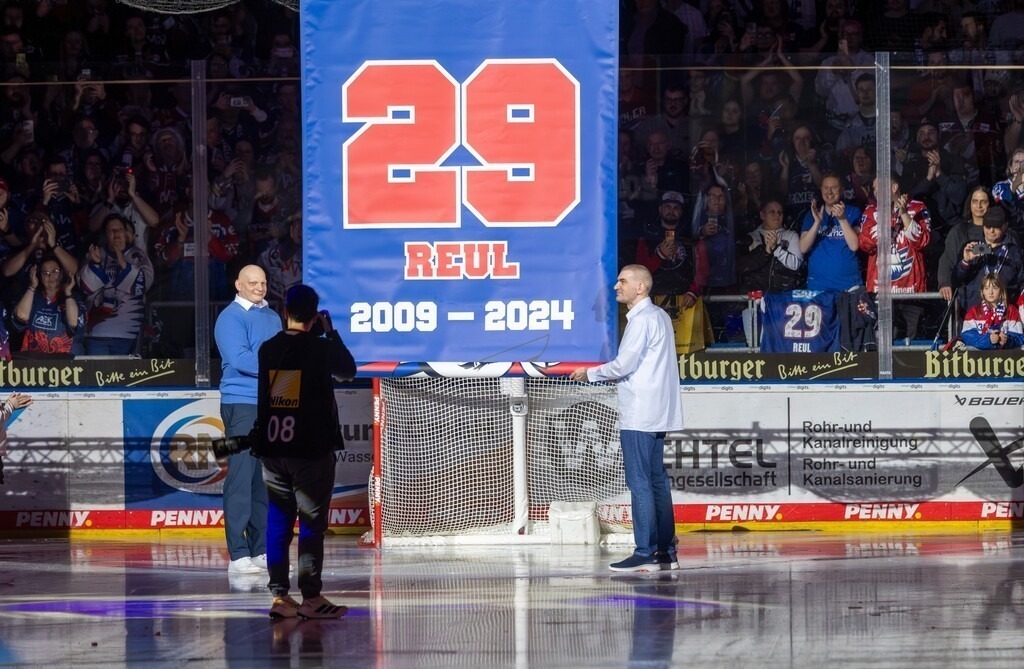 DEL, Deutsche Eishockey Liga Saison 2025/26, 45. Spieltag: Adler Mannheim gegen Augsburger Panther | DEL, Deutsche Eishockey Liga Saison 2025/26, 45. Spieltag: Adler Mannheim gegen Augsburger Panther***Ehrung für den langjährigen Spieler der Adler Denis Reul (links). Sein Trikot mit der Nummer 29 wird unter das Hallendach gezogen und bei den Adlern nicht mehr vergeben - Realisiert mit Pictrs.com