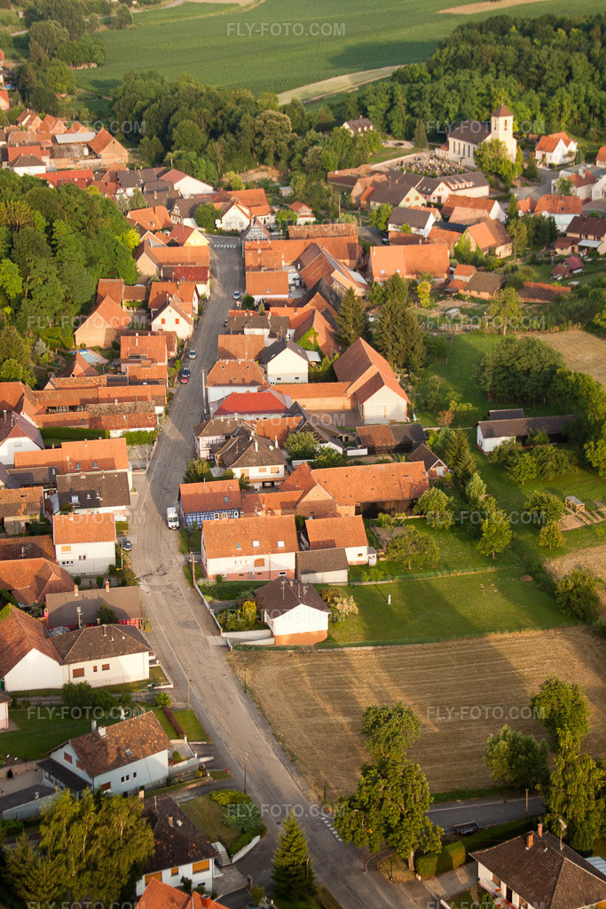 Aerial view: View of the town in Neewiller-près-Lauterbourg in the state Bas-Rhin, France.Photo: IMG_30637.jpg taken on 07/09/2010 by Werner Riehm/FLY-FOTO.comResolution of the original: 3168 x 4752 px