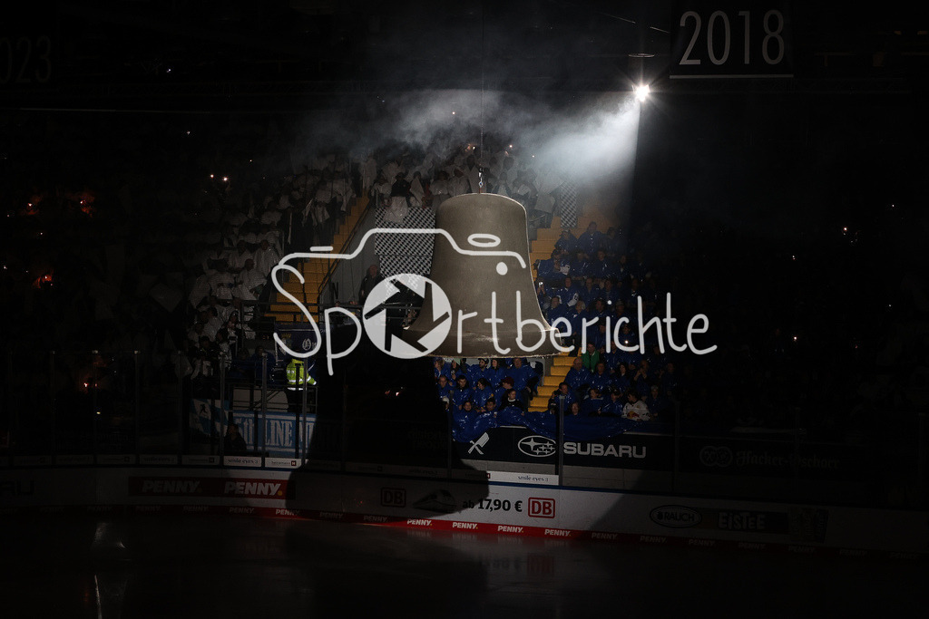 EHC München - Augsburger Panther | Die Muenchner verabschieden sich von der Eishalle beim letzen Vorrundenspiel der DEL Saison gegen Augsburg / Glocke / Hells Bells / ACDC / Symbolbild /
