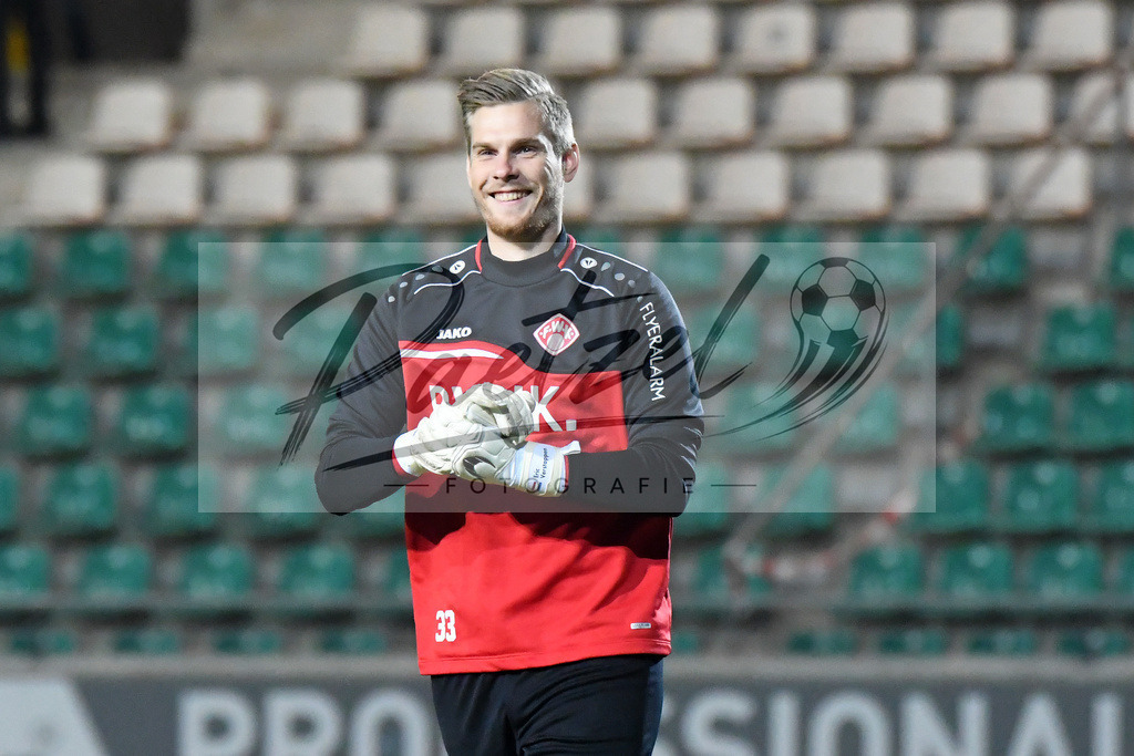 20200214_SCPFWK_0003 | Fussball, Herren: Torhueter Eric Verstappen (FC Wuerzburger Kickers) schaut waehrend des Spiels der 3. Liga zwischen SC Preussen Muenster und FC Wuerzburger Kickers im Preussenstadion am 14.02.2020 in Muenster, Deutschland.DFB / DFL REGULATIONS PROHIBIT ANY USE OF PHOTOGRAPHS AS IMAGE SEQUENCES AND/OR QUASI-VIDEO. - Realisiert mit Pictrs.com