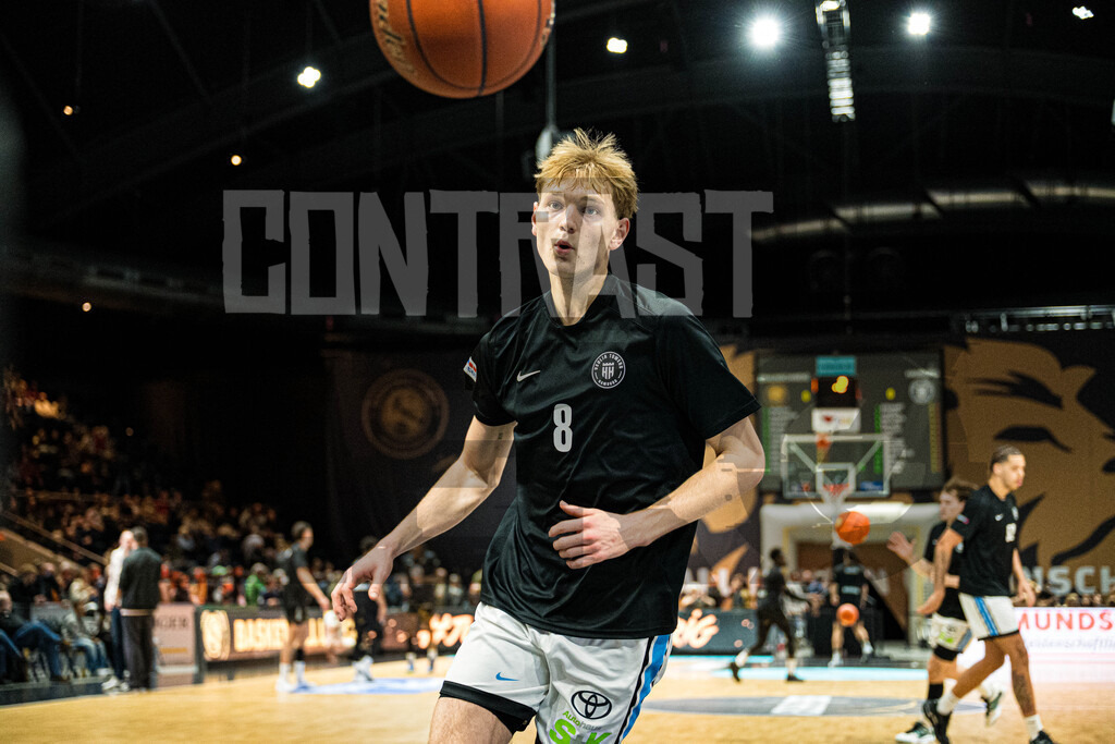Basketball I Herren I Bundesliga I Saison 2025/2026 I 7. Spieltag I Basketball Löwen Braunschweig - Veolia Towers Hamburg | Jared Grey (8, Veolia Towers Hamburg) schaut dem Ball hinterher - Realisiert mit Pictrs.com