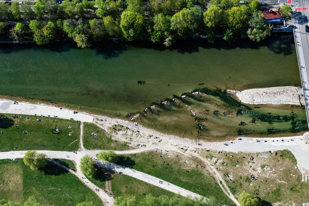 dr__0095969.jpg | MüNCHEN 28.04.2022 Uferbereiche am Flußverlauf der Isar an der Reichenbachbrücke in München im Bundesland Bayern, Deutschland. // Riparian zones on the course of the river of Isar on Reichenbachbruecke in Munich in the state Bavaria, Germany. Foto: Daniel Reiter