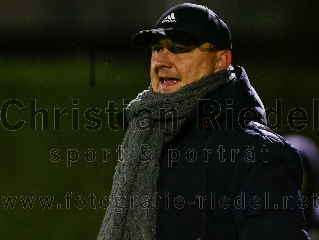 2023-11-03_016_FC_Schwaig_gegen_TuS_Holzkirchen | Oberding, Deutschland, 03.11.2023:
Fußball, Landesliga Südost 2023 / 2024, 19. Spieltag, FC Schwaig gegen TuS Holzkirchen, Endergebnis: 4:1

Trainer Thomas Seethaler (TuS Holzkirchen)

Foto: Christian Riedel / fotografie-riedel.net