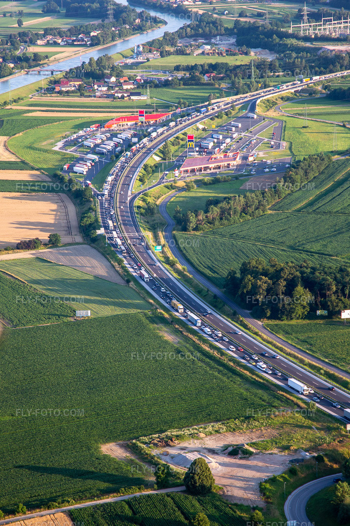 Aerial view: Traffic jam on the E59 in the district Zrkovci in Maribor in the state Slovenia, Slovenia. – Photo: IMG_137399.jpg taken on 07/08/2023 by Werner Riehm/FLY-FOTO.com – Resolution of the original: 3439 x 5159 px