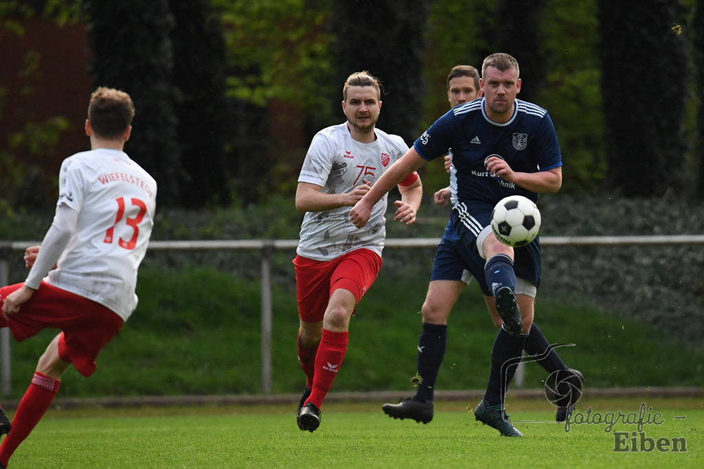 SV Eintracht Wiefelstede-VFL Bad Zwischenahn | Herren Kreisliga; SV Eintracht Wiefelstede (weiß)-VFL Bad Zwischenahn (blau) am 09.04.2024; in Wiefelstede (Sportanlage Am Breeden), Photo: Philip Eiben 2024 - Realisiert mit Pictrs.com