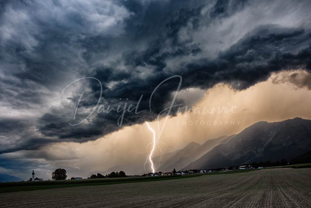 Mils | Ein heftiges Gewitter zieht von der Nordkette auf Mils zu