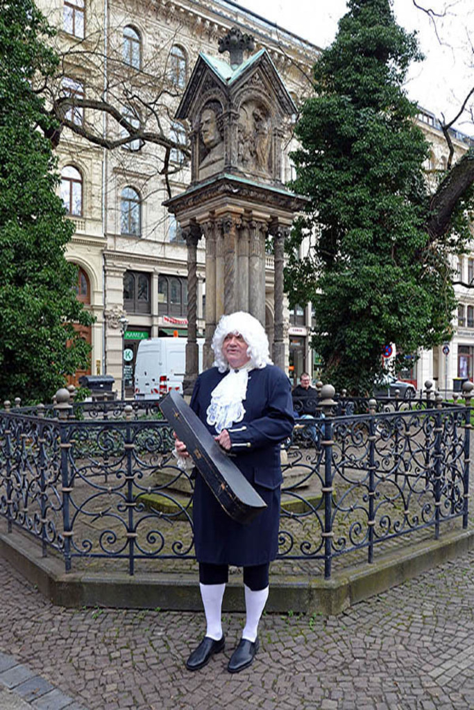 Foto: Leipzig - Altes Bach-Denkmal - Gästeführung der Leipzig Erleben GmbH - Rund um Bach | Das Team hinter BILDLEXIKON LEIPZIG bündelt historische wie aktuelle Informationen über die Stadt Leipzig in Text und Bild auf einer Plattform und stellt diese der interessierten Öffentlichkeit zur Verfügung.