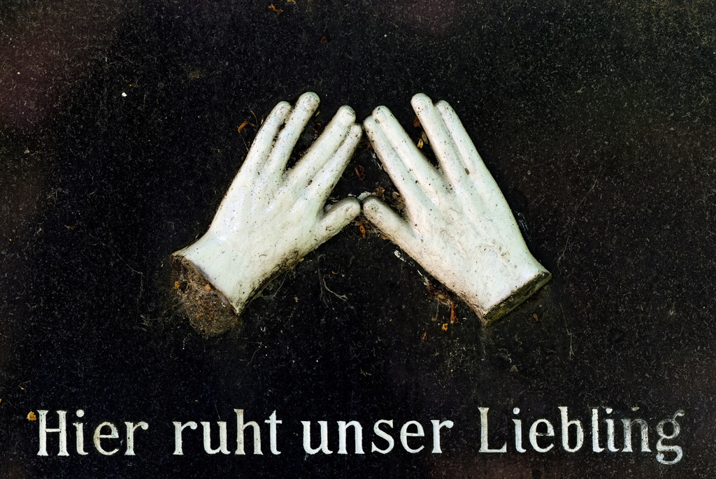 Grabstein mit Haenden | Wien, Austria - July 29, 2010: Zentralfriedhof Wien; Grabstein mit Haenden. - Realisiert mit Pictrs.com