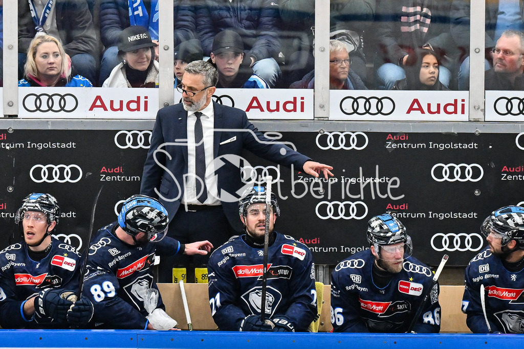ERC Ingolstadt - Kölner Haie | im Bild Mark FRENCH - Trainer des ERC Inolgstadt / Gibt Anweisungen / DEL Playoff Halbfinale: ERC Ingolstadt - Koelner Haie, Saturn-Arena am 02.04.2025