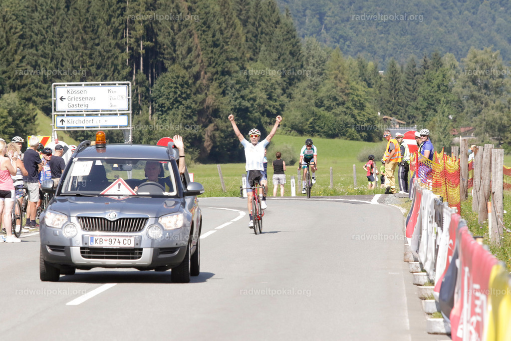 912_20230817_Bewerb_Maenner_Muehlanger | AUT - OESTERREICH, 2023-08-16: SPORT RENNRAD-FAHREN - 55. INTERNATIONALER RADWELTPOKAL IN ST. JOHANN IN TIROL  - Vintage-Radrennen mit WM-Bronze-Medaillen-Siegerin Christina Schweinberger, den Teilnehmer und Alexander Baumann (vom Orginastions-Team) - TAG 2 BEWERB MAENNER IN SECHS GRUPPEN  ; Foto: Roland Muehlanger