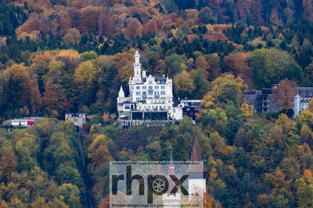 Herbstlicher Blick auf Château Gütsch in Luzern | Stimmungsvolle Fotokunst aus Luzern. Erlebe den Pilatus, den See und die Stadt Luzern in exklusiven Aufnahmen in der Fotogalerie & Shop. - Realisiert mit Pictrs.com