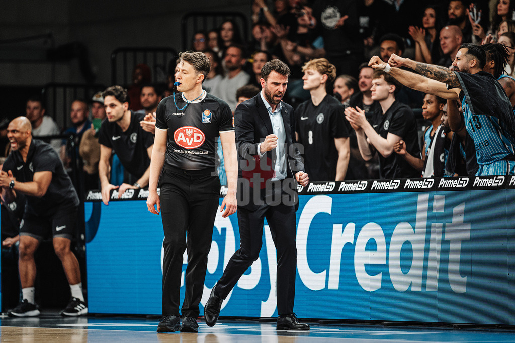 Basketball | Männer | Saison 2025/2026 | easyCredit Basketball Bundesliga | 13. Spieltag | Veolia Towers Hamburg vs. Rostock Seawolves | 22.04.2026 | Trainer Benka Barloschky (Veolia Towers Hamburg) jubelt