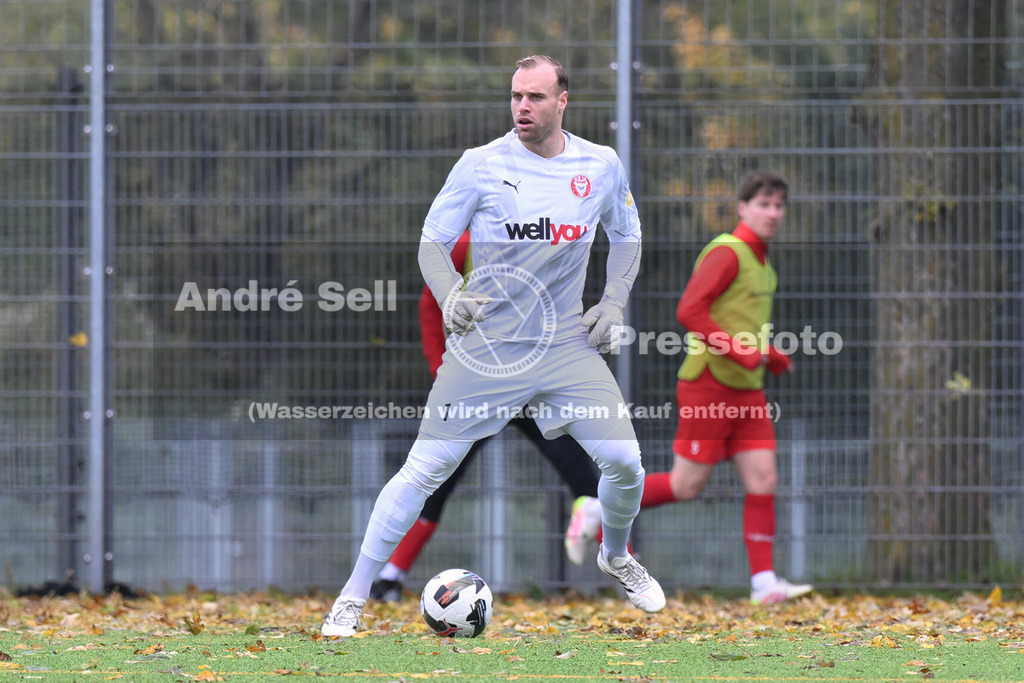 FC Kilia Kiel vs SC Rapid Lübeck | Tom Pachulski (Kilia #1) / Fußball-Oberliga Männer 2026/2027 / FC Kilia Kiel vs SC Rapid Lübeck / Kilia Sportplatz / Kiel / 24.10.26 - Realisiert mit Pictrs.com