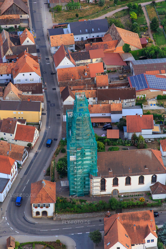 Luftbild: katholische Kirche eingerüstet von Leidner GmbH Gerüstbau, Landau in Ottersheim bei Landau im Bundesland Rheinland-Pfalz in Deutschland. Foto: IMG_083704.jpg vom 24.07.2015 durch Werner Riehm/FLY-FOTO.de