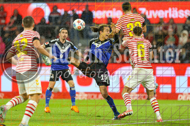 1. FC Köln vs Hamburger SV - 1. Bundesliga  | Köln, Deutschland, 02.11.25:   Yussuf Poulsen (Hamburger SV) und Kristoffer Lund (1. FC Köln) im Kampf um den Ball waehrend des Spiels der Bundesliga zwischen  1. FC Köln vs Hamburger SV in der RheinEnergieStadion(Foto von Brauer-Fotoagentur / Adrian Schlueter)