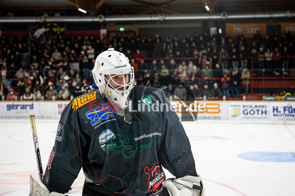 Peißenberg MINERS gegen EHC Klostersee | Eishockey Bayernliga 2025/26 Vorrunde 12. Spieltag, Peißenberg MINERS gegen EHC Klostersee, 20251116,Xaver NAGEL (MINERS Goali 80) nach Penalty, Zuschauer im Hintergrund,2025-11-16 in Peißenberg (flatbuy Arena Peißenberg), Xaver NAGEL (MINERS Goali 80)Copyright: WolfgangxLindner www.foto-lindner.de