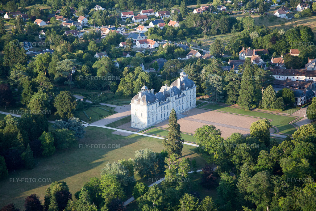 Aerial view: Castle complex of the Château Cheverny - Château de Cheverny in Cheverny in the state Loir et Cher, France.Photo: IMG_081289.jpg taken on 06/19/2015 by Werner Riehm/FLY-FOTO.comResolution of the original: 5472 x 3648 px