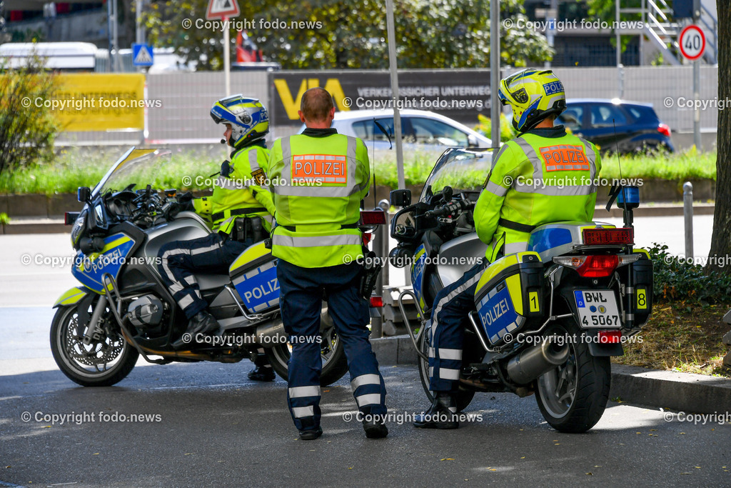 Deutschland_ Baden-Wuerttemberg_ Stuttgart_ 13.09.2025-9 | 13.09.2025, Deutschland, GER, Baden-Wuerttemberg, Stuttgart, im Bild Themenbild, Polizei, Stuttgart, Streifenwagen, Landespolizei, Sicherheit, Ordnung, Polizeiwache, Einsatzkraefte, Blaulicht, Notruf 110, Kriminalpolizei, Verkehrskontrolle, Polizeieinsatz, Uniform, Dienstwaffe, Streifendienst, Ermittlungen, Personenkontrolle, Polizeipraesidium, Schutzpolizei, Polizeibeamte, Praevention, Oeffentlichkeitsarbeit, Demonstrationen, Verkehrsueberwachung, Schriftzug, Feature, Symbolbild