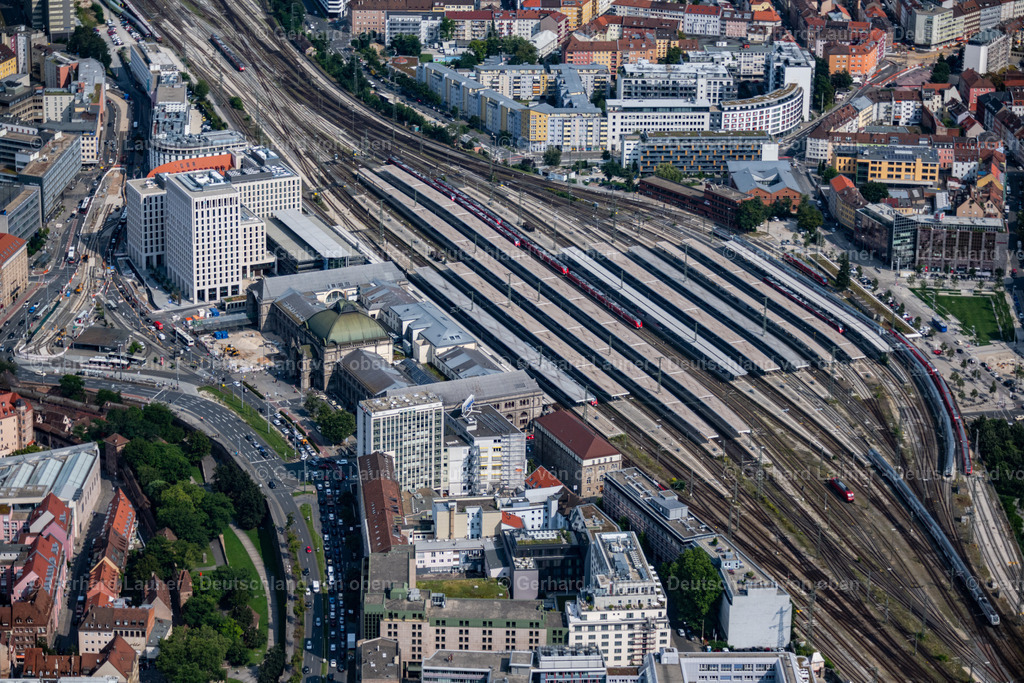 4047450 | NüRNBERG 21.08.2021 Gleisverlauf und Gebäude des Hauptbahnhofes der Deutschen Bahn im Ortsteil Mitte in Nürnberg im Bundesland Bayern, Deutschland. Weiterführende Informationen bei: DB Netz AG,  Deutsche Bahn AG. // Track progress and building of the main station of the railway in the district Mitte in Nuremberg in the state Bavaria, Germany. Further information at: DB Netz AG,  Deutsche Bahn AG. Foto: Gerhard Launer