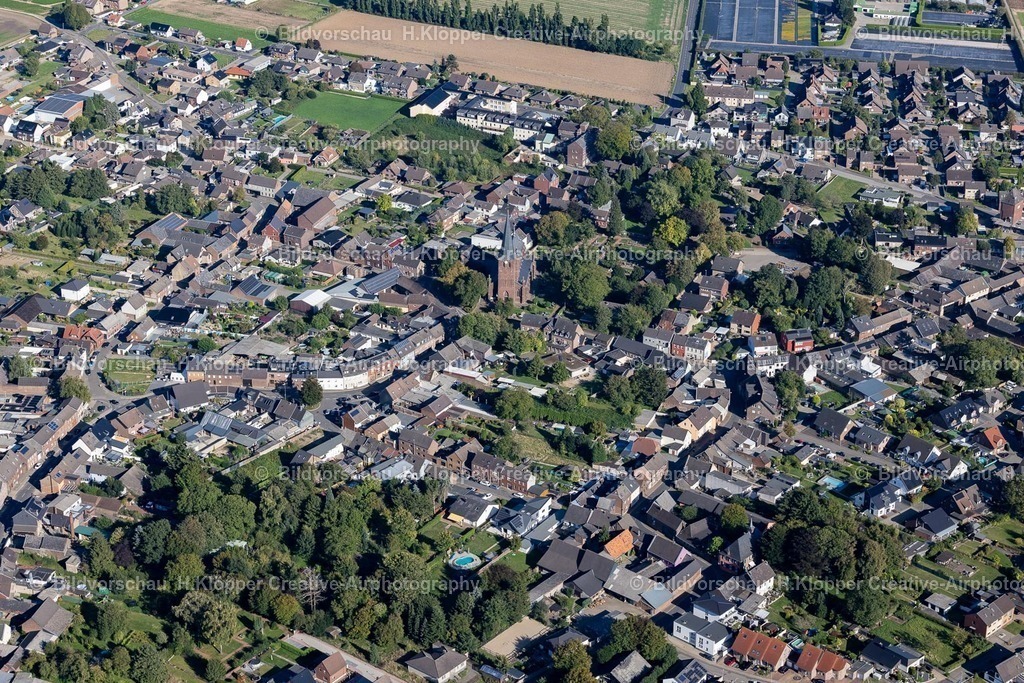 Lufbilder Bedburg-5805 | Ortsansicht der Straßen und Häuser der Wohngebiete in Kirchherten im Bundesland Nordrhein-Westfalen, Deutschland - Realisiert mit Pictrs.com