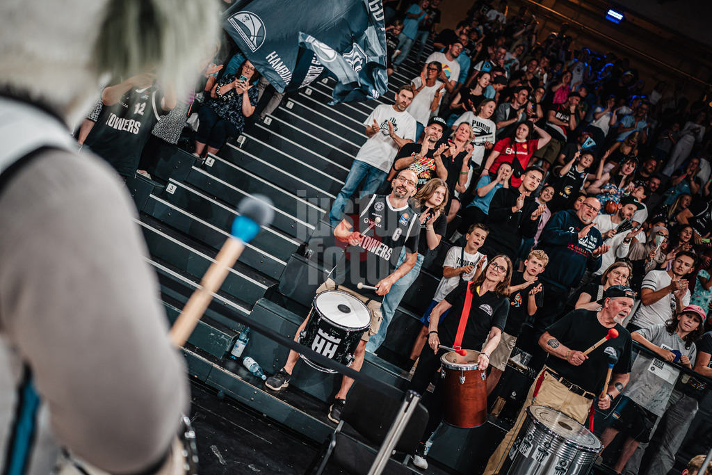 Basketball | Männer | Saison 2024/2025  | easyCredit Basketball Bundesliga | Testspiel | Veolia Towers Hamburg vs. EWE Baskets Oldenburg | 25.08.2024 | Der Fanblock der Towers