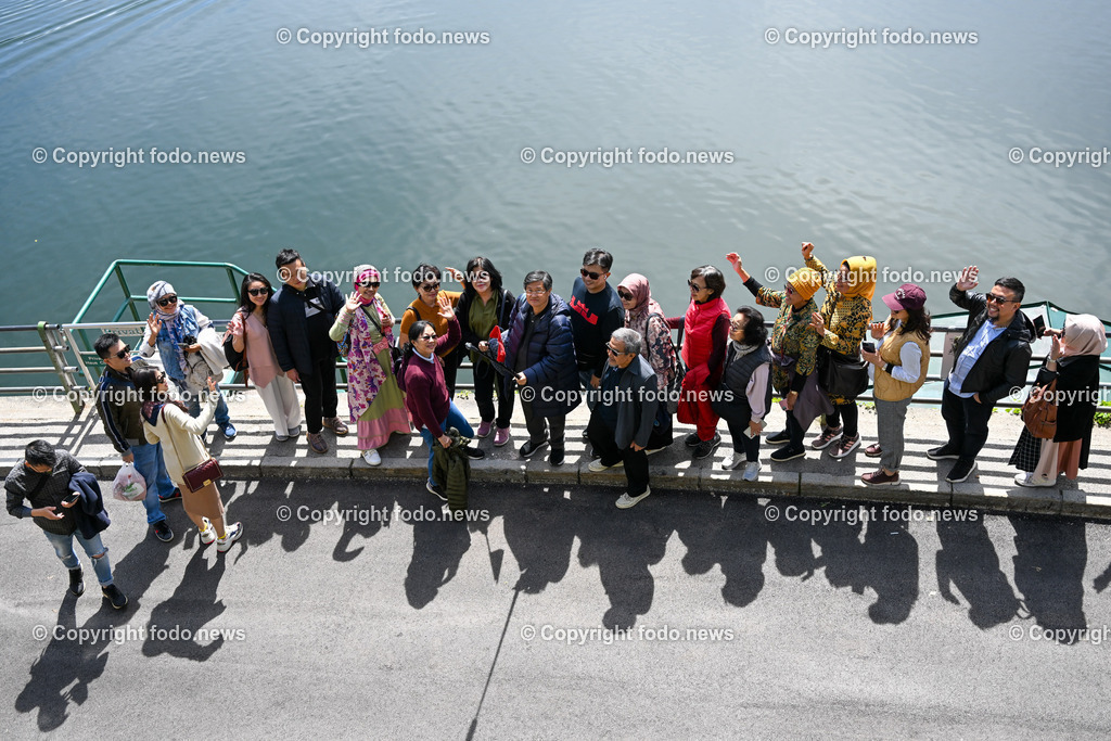 Hallstatt_ 19.05.2023-51 | 19.05.2023, Hallstatt, AUT, Hallstatt, im Bild Touristen unterwegs am Fotohotspot