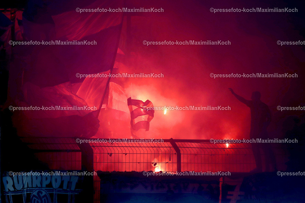 Koe3Liga17042301033 | 17.04.2023, Köln, Fußball, bwin 3. Liga Herren, Sportpark Höhenberg, 32. Spieltag, Saison 2022 2023, FC Viktoria Köln – MSV Duisburg: Ultras der Mannschaft aus Duisburg brennen auf der Gästetribüne Bengalisches Feuer ab. DFB regulations prohibit any use of photographs as image sequences and or quasi-video.